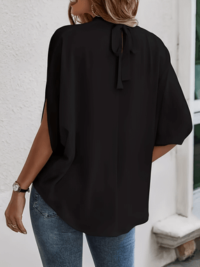 Blusa com Mangas Mocergo Vazadas e Gola Laço Amarração na Nuca - Catherine