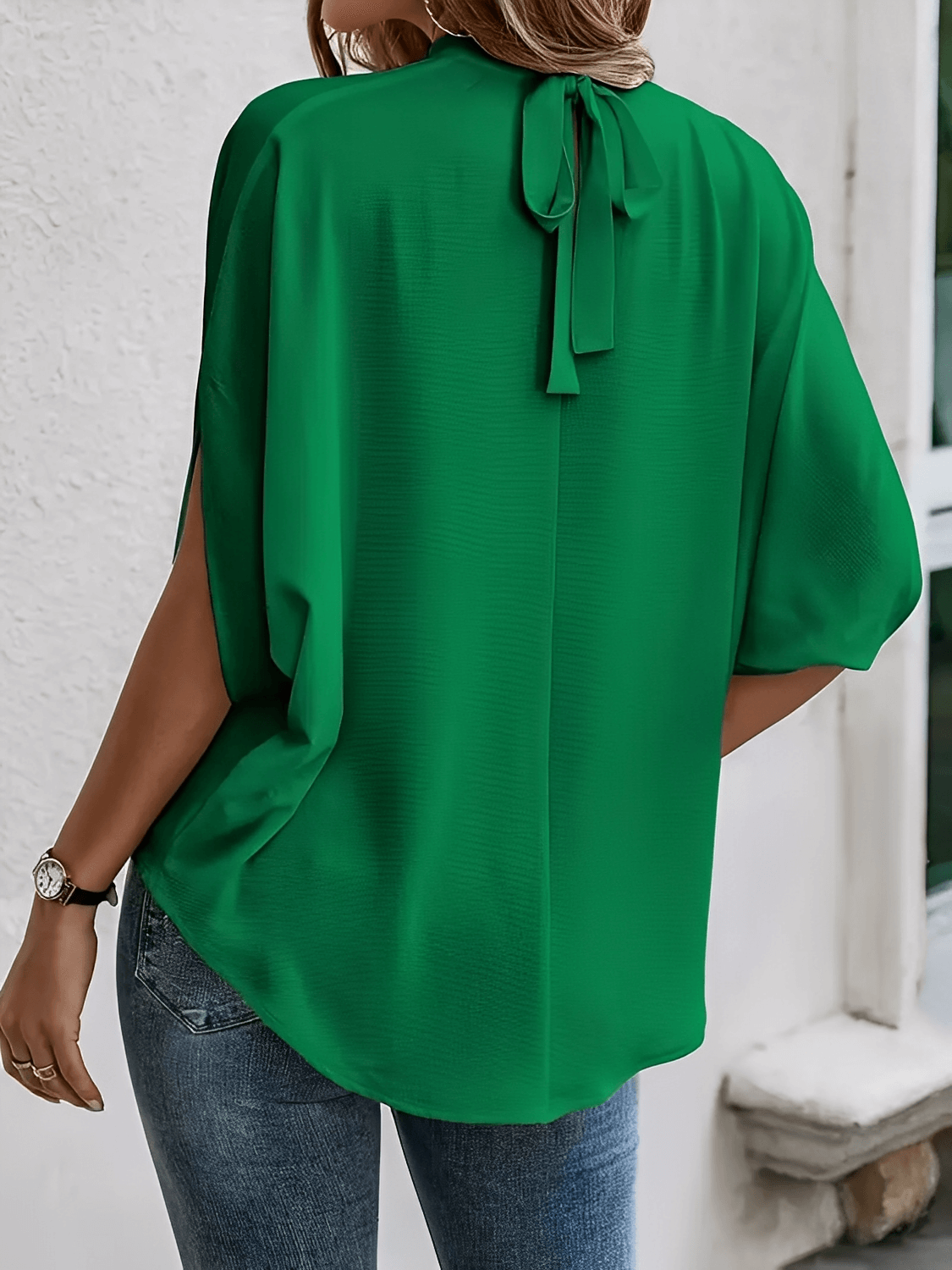 Blusa com Mangas Mocergo Vazadas e Gola Laço Amarração na Nuca - Catherine