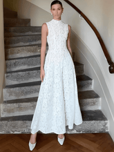 Vestido Midi em Renda Texturizada com Flores Acinturado – Carlota