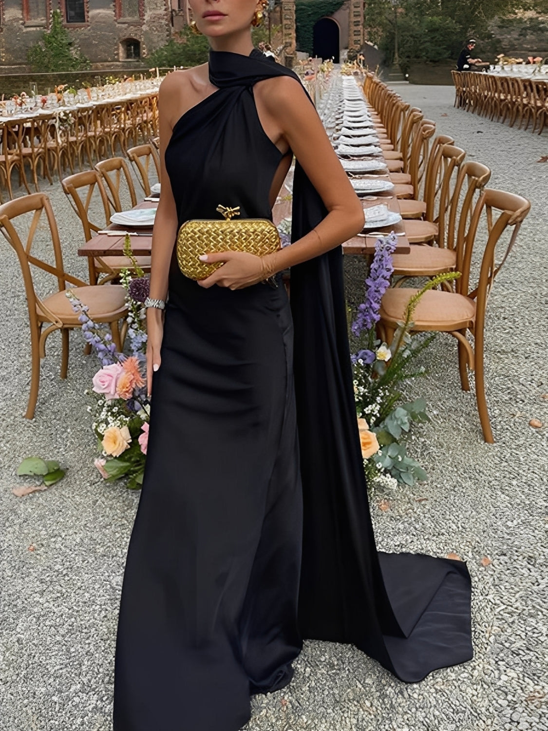 Vestido Longo Acetinado Halter com Capa Lateral e Costas Nuas - Serena