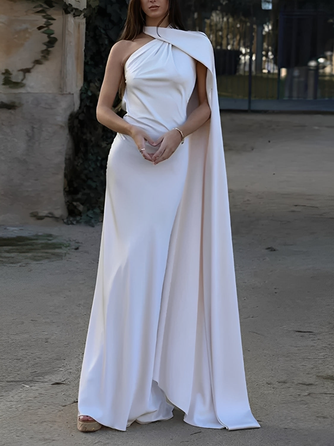 Vestido Longo Acetinado Halter com Capa Lateral e Costas Nuas - Serena