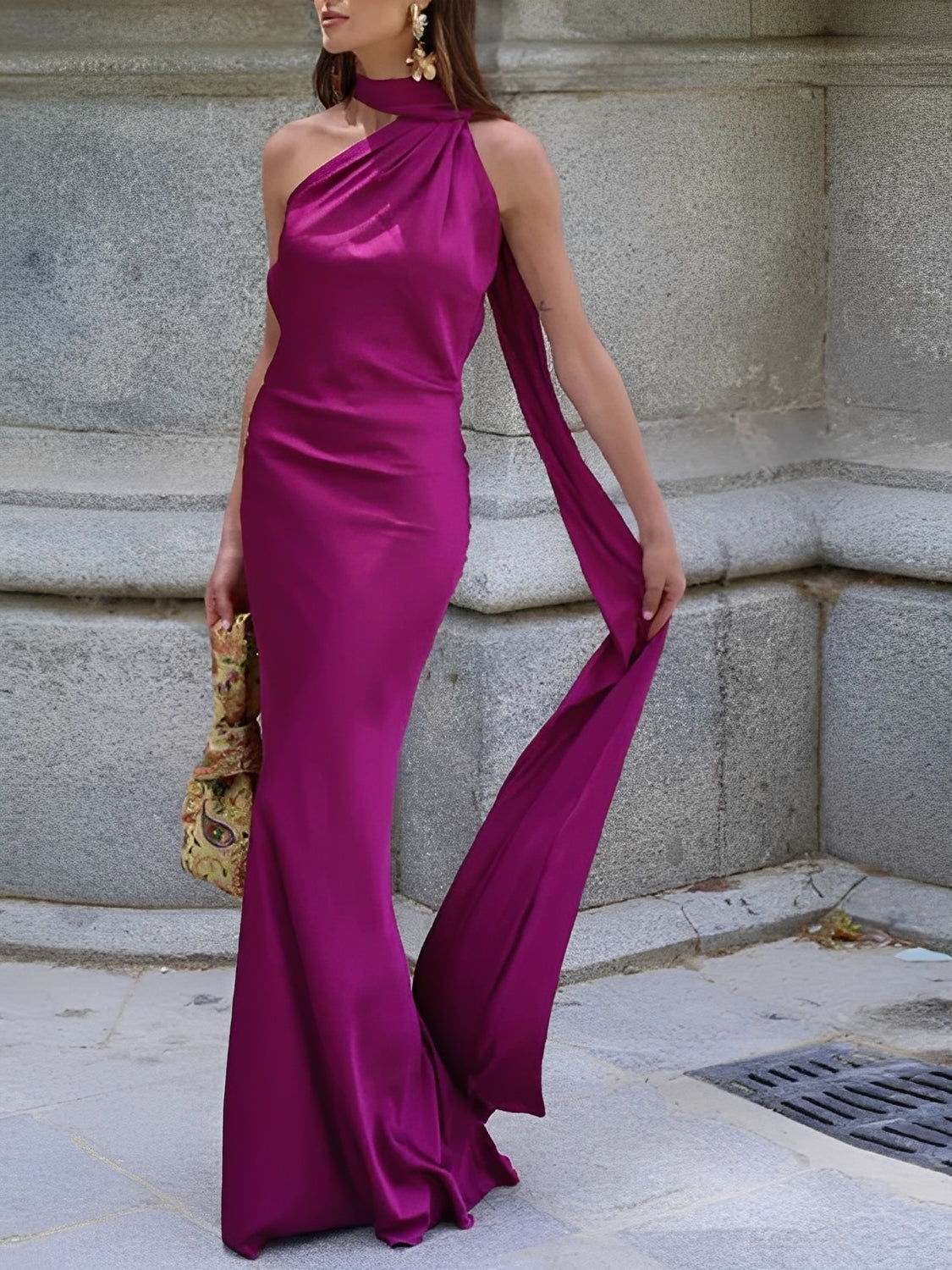 Vestido Longo Acetinado Halter com Capa Lateral e Costas Nuas - Serena